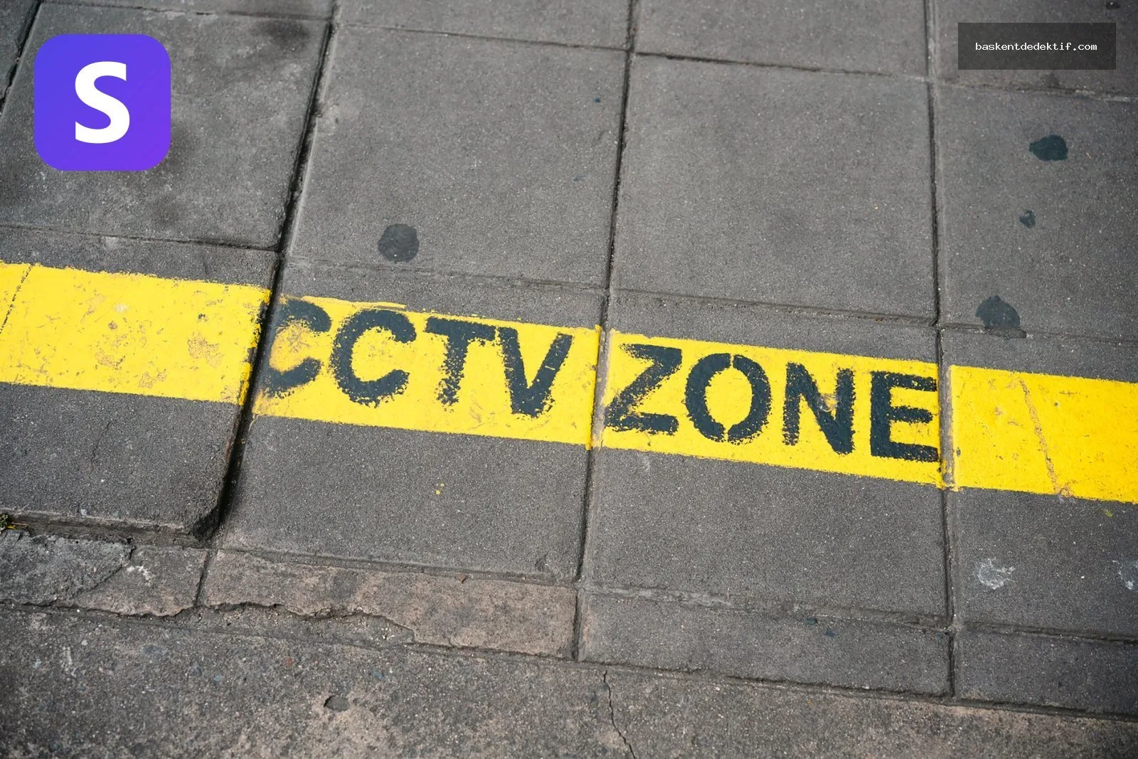 Fiziki Takip uyarısı, şehir kaldırımı üzerindeki CCTV işareti