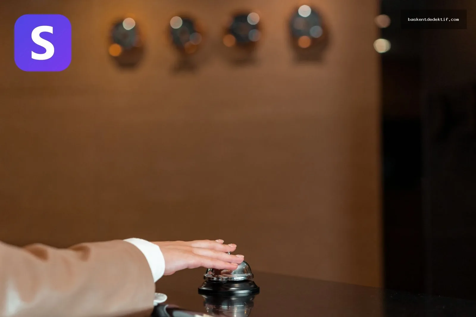 Otel resepsiyonunda çan çalan el ve konaklama kaydı bulma defteri