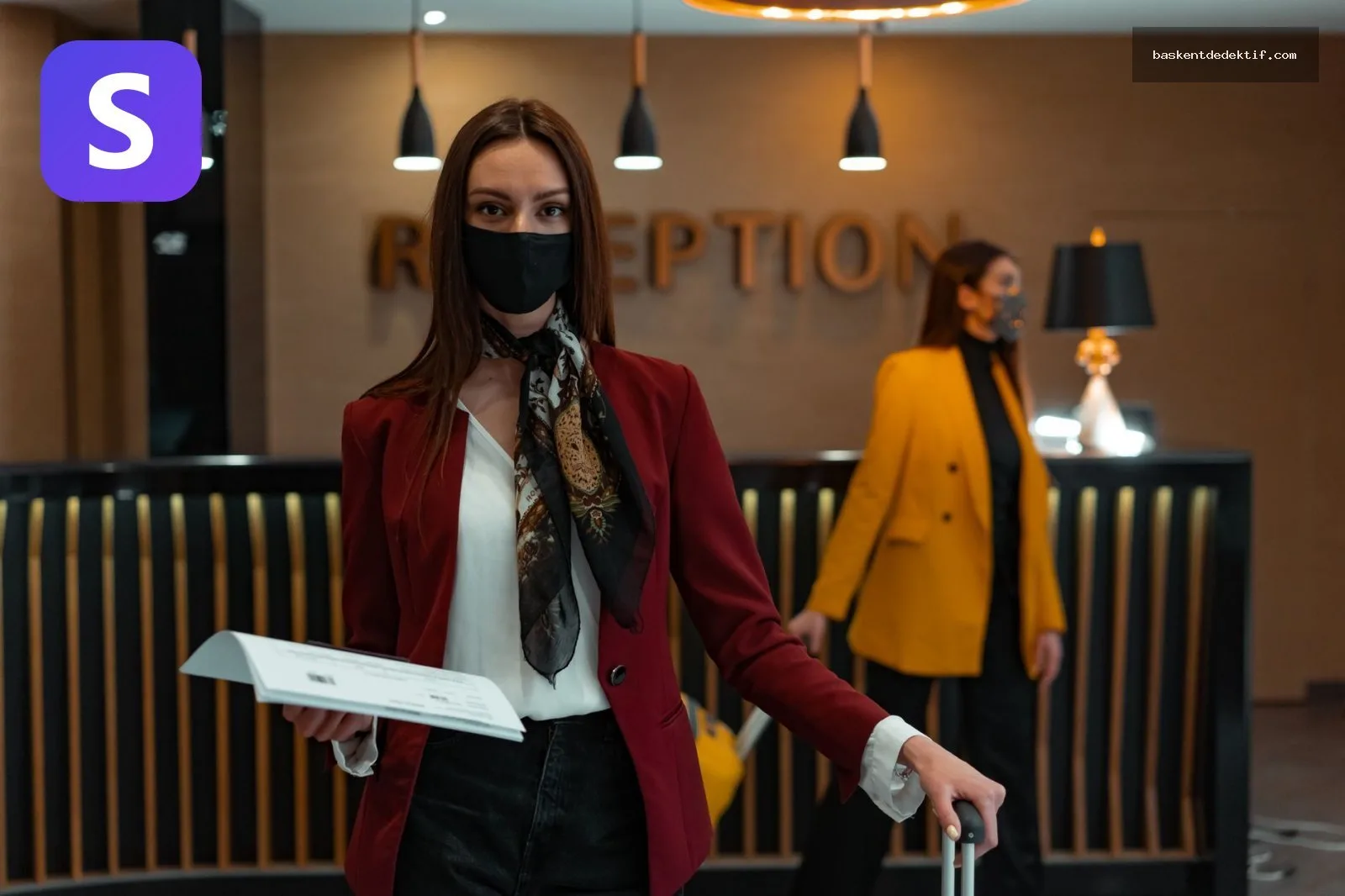 Otel kaydı nasıl bulunur maskeli kadın resepsiyonda