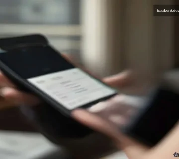 Smartphone ekranında otel rezervasyon uygulaması arayüzü gösteren profesyonel fotoğraf