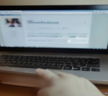 Otel Kaydı Nasıl Bulunur Laptop ekranında otel rezervasyon arama arayüzü