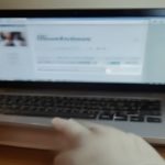 Otel Kaydı Nasıl Bulunur Laptop ekranında otel rezervasyon arama arayüzü