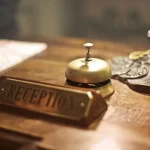 Otel Kaydı Nasıl Bulunur retro resepsiyon masası