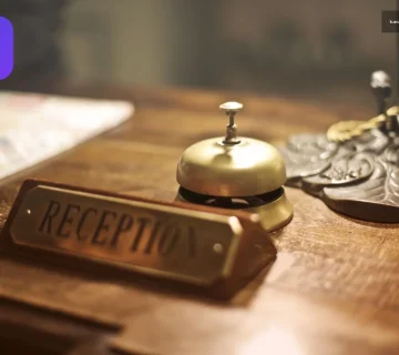 Otel Kaydı Sorgulama için retro tezgah üzerindeki altın çan
