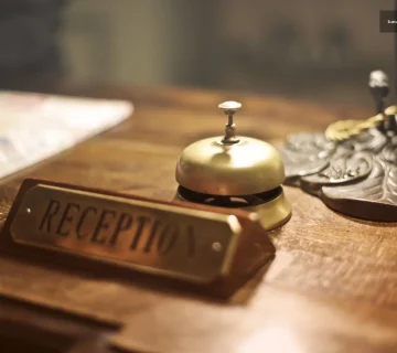 Otel Kaydı sırasında retro tezgâhtaki altın çan