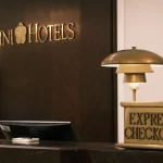 Lüks otel lobisi ile Otel Kayıtları masası ve lamba