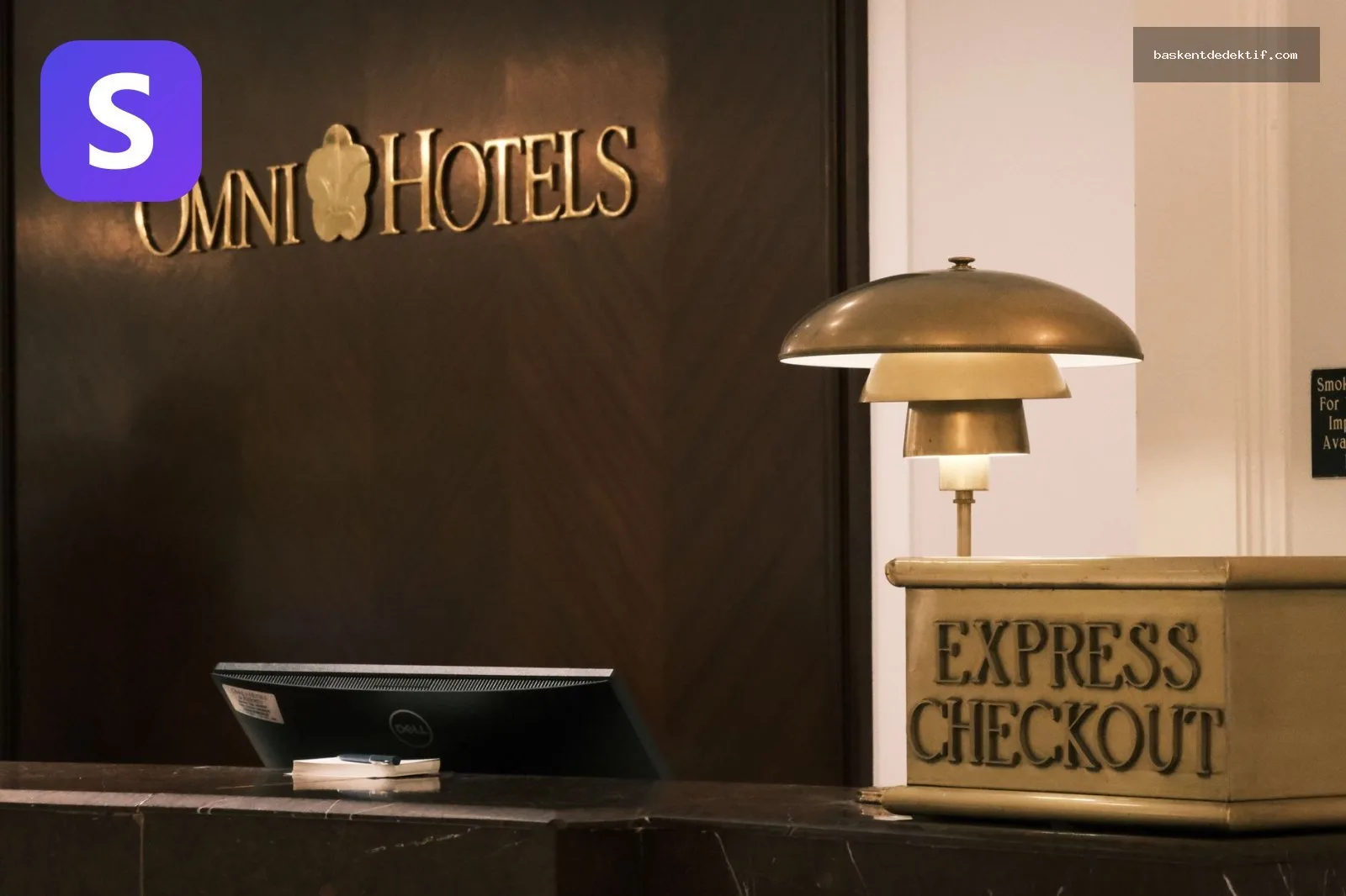 Lüks otel lobisi ile Otel Kayıtları masası ve lamba