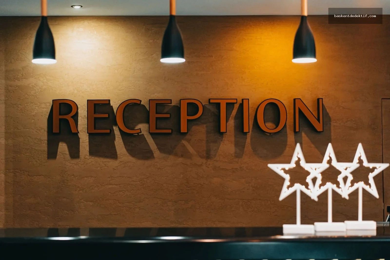 Şık bir resepsiyon masası üzerinde duran otel kayıtları defteri