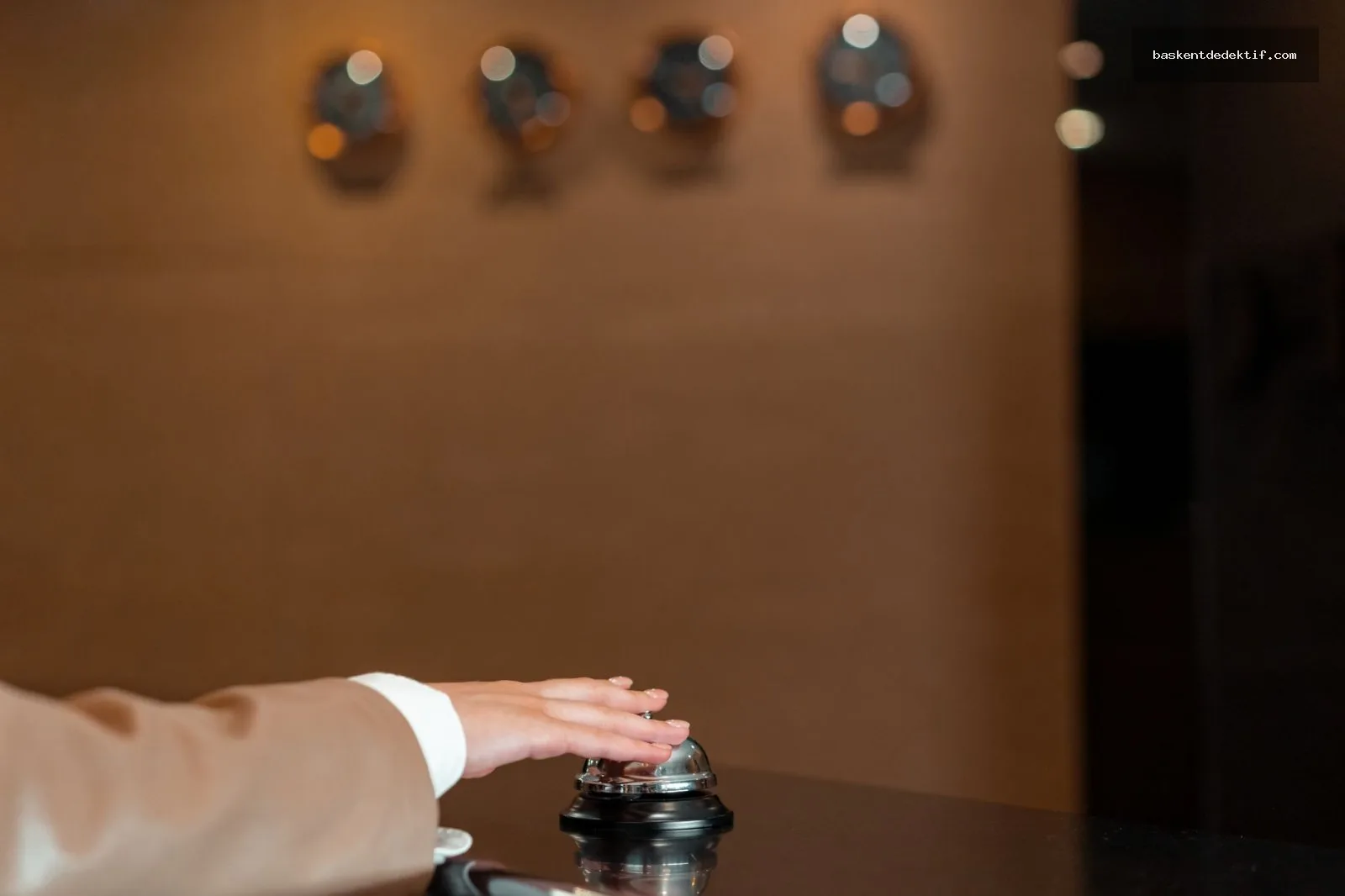 Otel kayıtları çıkartma işlemi için resepsiyonda servis zili ve belgeler