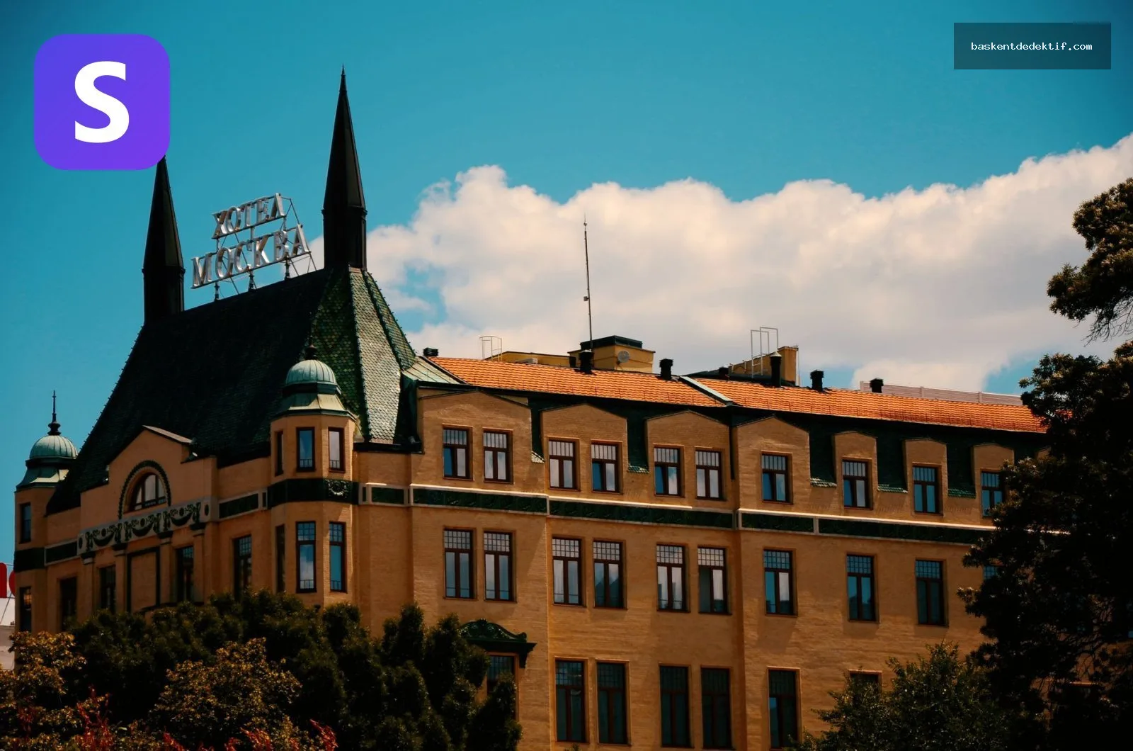 Tarihî otel, gökyüzü ve laptopta Konaklama Kaydı Bulma