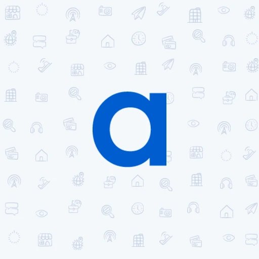 Dağınık masasında çalışan özel dedektiflik bürosu çalışanı