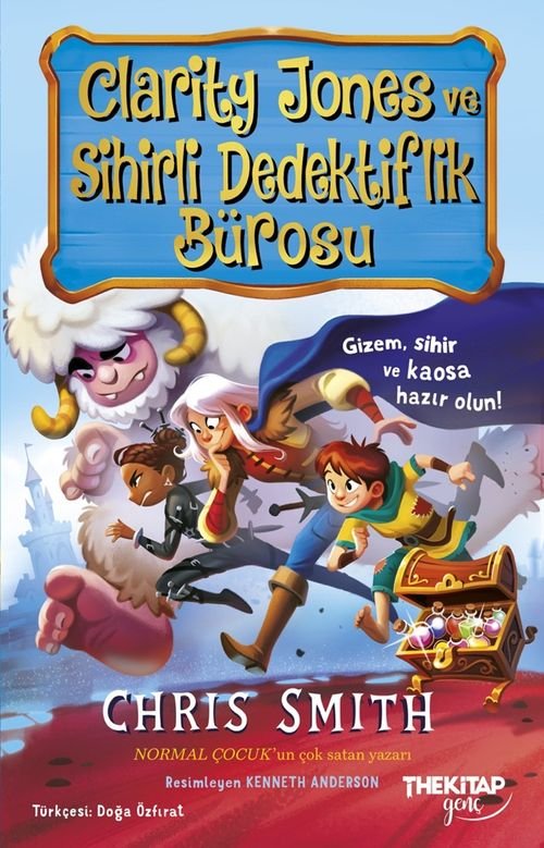 Dağınık masasında çalışan bir özel dedektiflik bürosu çalışanı