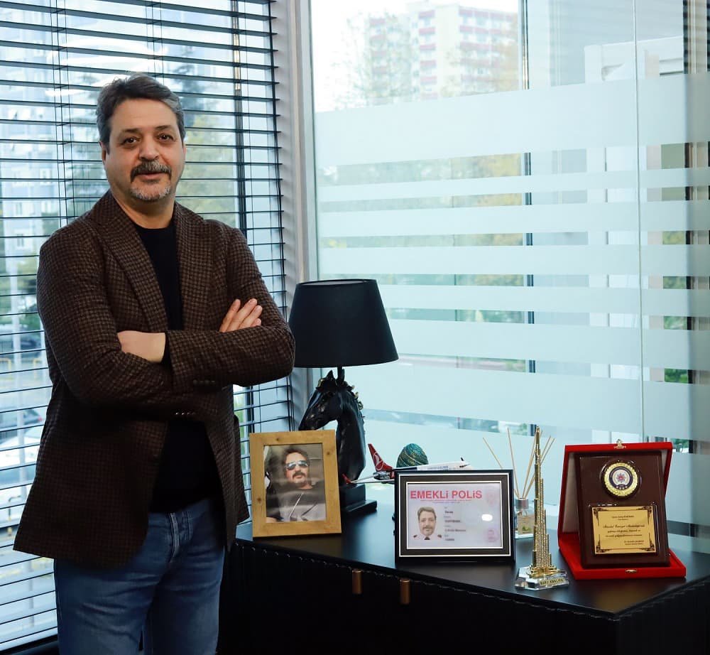 Dağınık masasında bilgisayarla çalışan özel dedektif hizmeti uzmanı