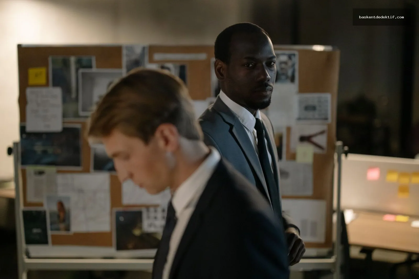 Karanlık ofiste kanıtları inceleyen özel dedektif hizmeti ekibi