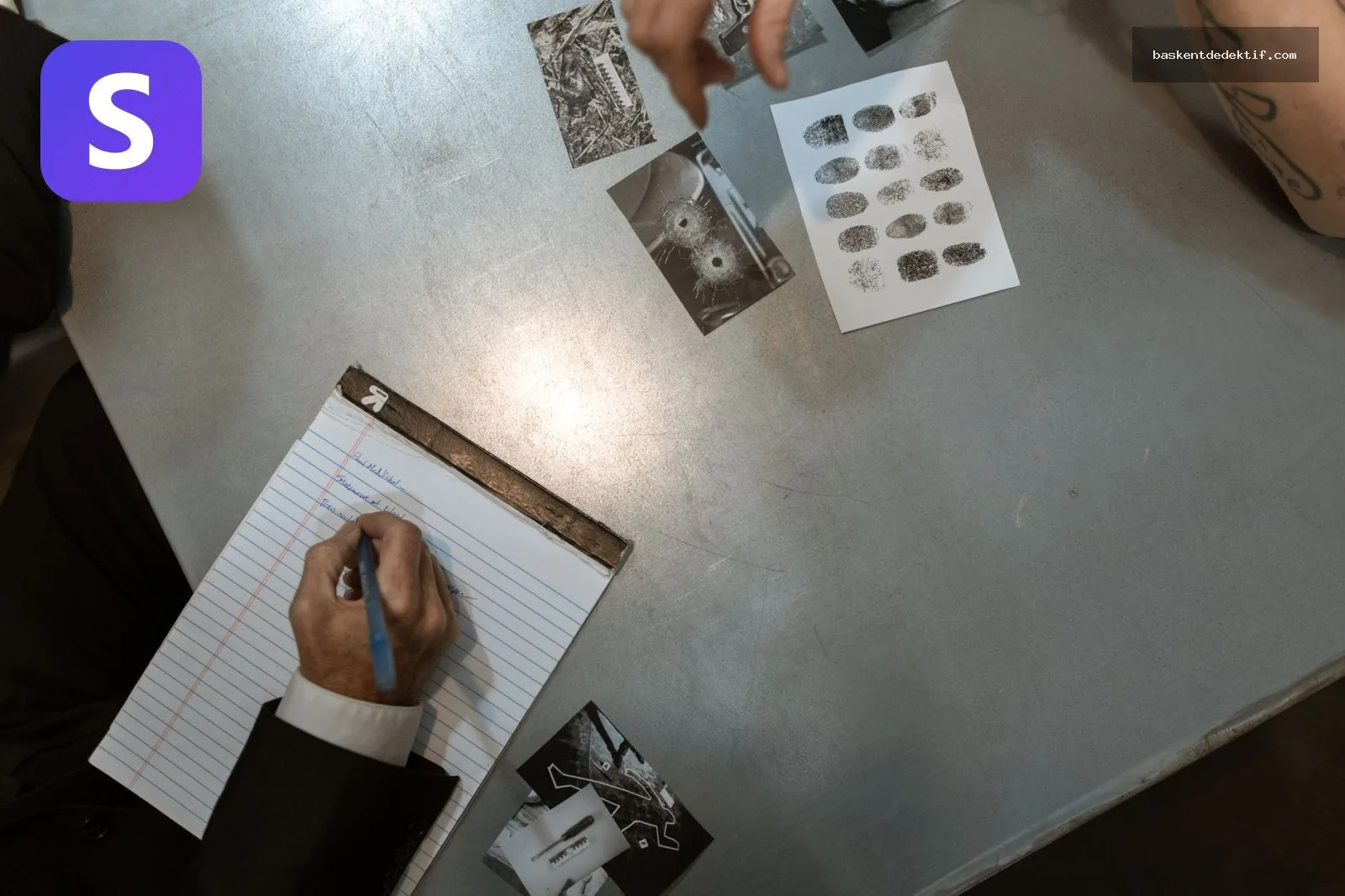 Dedektif araştırma sırasında delilleri inceleyip not alan dedektif