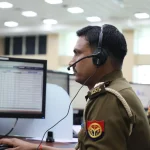 Polnet kontrol merkezinde kulaklıkla çalışan polis memurları